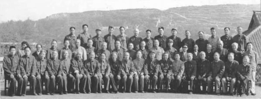 1983年5月,中共新安县委、县政府邀请在外地工作的部分新安籍老干部返回家乡,召开史志资料座谈会。图为与会同志合影