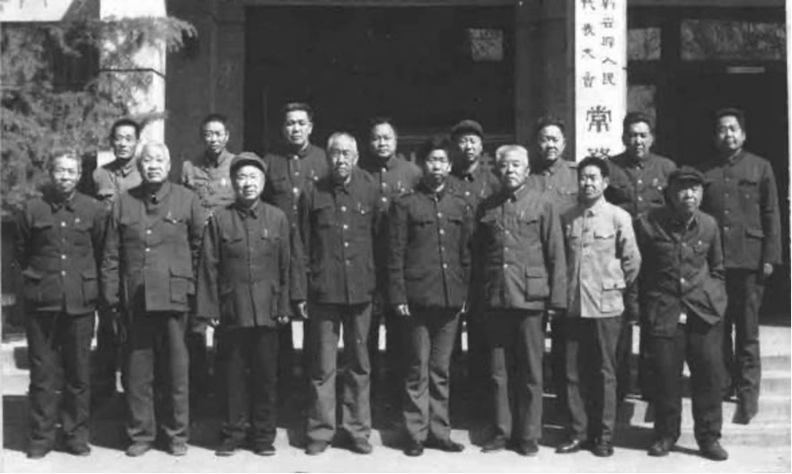 新安县地方史志编委成员合影